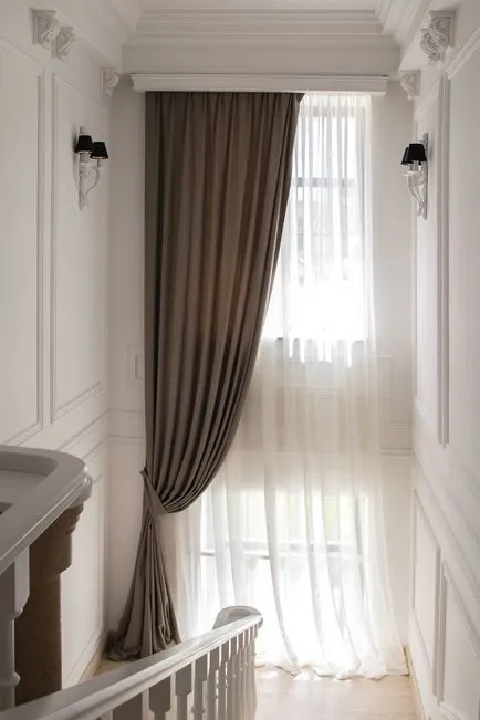 jaluzele romane înguste în dormitor pe o fereastră rola de bucătărie înalt, perdele lungi în design-ul interior