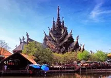 A Sanctuary of Truth Pattaya - ára a bejáratnál, míg a