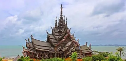 A Sanctuary of Truth Pattaya - ára a bejáratnál, míg a