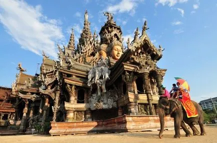 A Sanctuary of Truth Pattaya - ára a bejáratnál, míg a