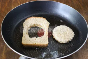 Tükörtojás egy serpenyőben a kenyér - recept fotókkal, hogyan kell főzni