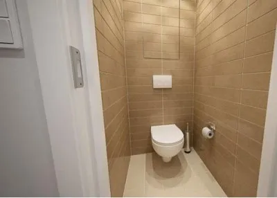 Bezár cső gipszkarton a fürdőszobában, egy szekrény, a konyhában kezével video használati bőrre