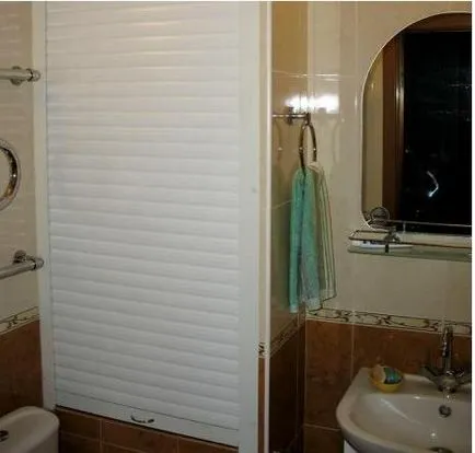 Bezár cső gipszkarton a fürdőszobában, egy szekrény, a konyhában kezével video használati bőrre