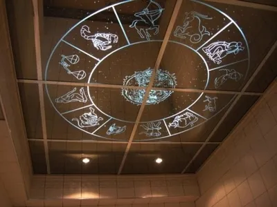 Огледален таван в банята изберете практичен материал