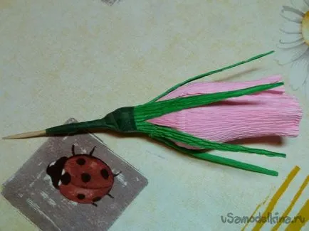 Кошница с розови пъпки с бонбони