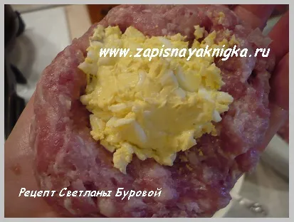 Zrazy hús tojással és sajttal a sütőben