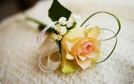Boutonniere a virágok, nélkülözhetetlen tulajdonság a menyasszony