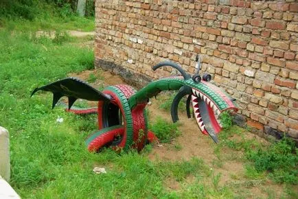 Dragon на гумата с ръцете си