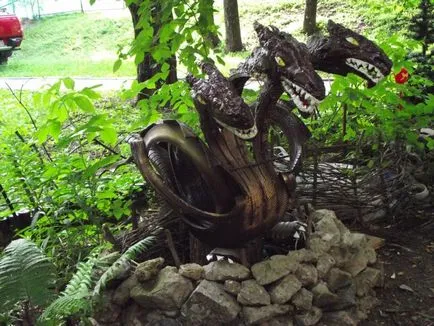 Dragon на гумата с ръцете си