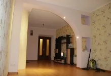 Foto arcuri în sala în loc de o ușă, design și aspect între coridor, apartamentul cu mâinile sale ca