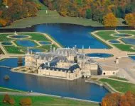 A város és a Chantilly Castle (Chateau de Chantilly)