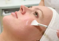 Glikolsav héjat az arc - egy eszközt a regenerálódásra, javítja a bőr rugalmasságát