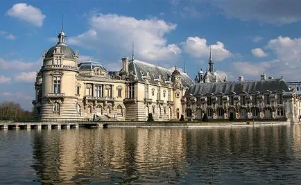 A város és a Chantilly Castle (Chateau de Chantilly)