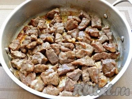 Carne de vită cu ceapa pe o tigaie - reteta cu o fotografie