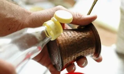 Hogyan tisztítható réz Turk tisztításakor belül és kívül a plakk otthon