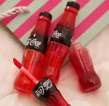 Luciu de buze Coca-Cola (a nu se confunda cu sărutare buza)