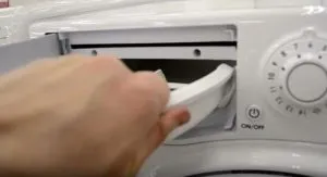 Как да се дръпне тавата от пералнята Indesit и Ariston