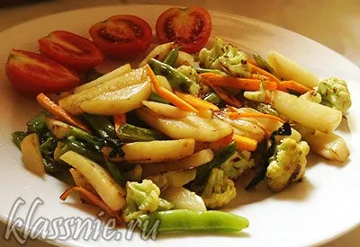 Burgonya karfiol és zöldbab egy serpenyőben, hűvös vegetáriánus receptek