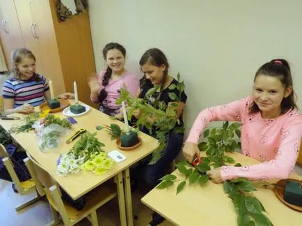 A kompozíciók a virágok és zöldségek a kezét