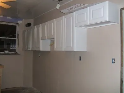 Fixarea dulapuri de bucatarie cu tipurile de perete, în etape, scule și dispozitive de fixare
