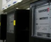 Cine ar trebui să instaleze contoare pentru energie electrică astfel cum sunt specificate în actele cu putere de lege