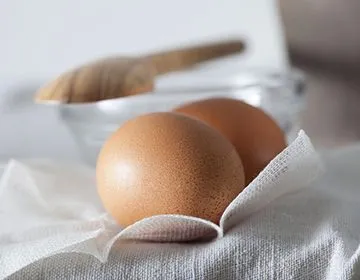 Masca se confruntă cu ou pe riduri si puncte negre rețete, sfaturi, comentarii