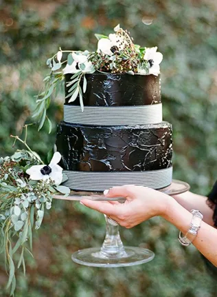 A szabályok megszegése a fekete esküvői torták
