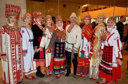 Национални костюми (72 снимки) Kirgiz и калмик, отговарят на Грузия, Сърбия и Adygei,