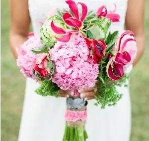 Деликатни розови цветя в един букет на булката