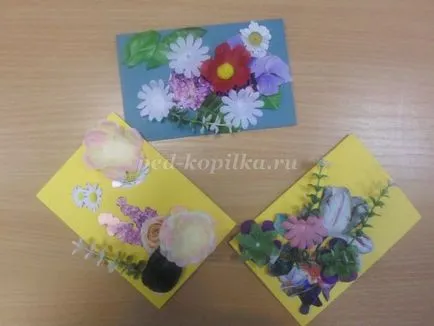 Bulk пощенска картичка с ръцете си в продължение на 8 март в техниката на колажа флорални