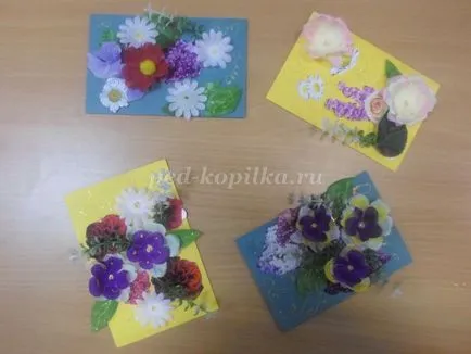 Bulk пощенска картичка с ръцете си в продължение на 8 март в техниката на колажа флорални