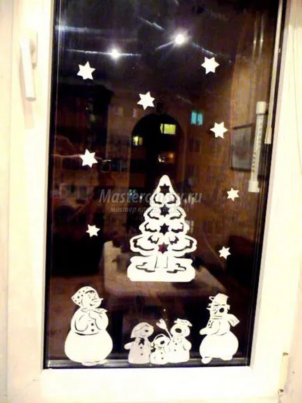 Karácsonyi stencil az ablakon