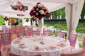 Осъществяване на живо, изкуствени цветя, палатка, ритуална зала розови листенца