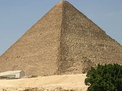 Piramis Kheopsz - a szem a világon az információs-elemző portál