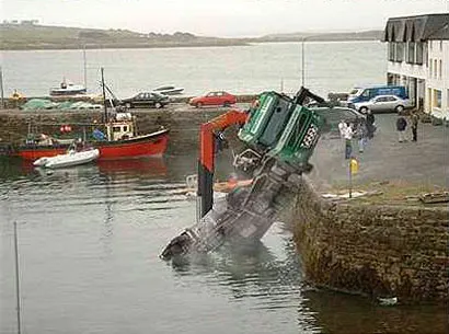 Crane átfordult, és beleesett a vízbe emelő gép, vicces fotó