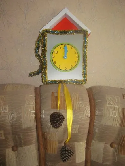 Hack „New Year Clock” saját kezűleg készült karton, papír és cukorkák