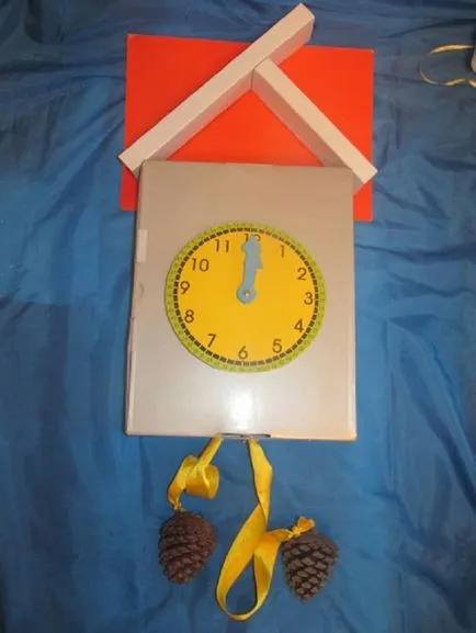 Hack „New Year Clock” saját kezűleg készült karton, papír és cukorkák