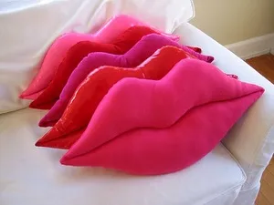 Възглавница под формата на устни - дом ръчно изработени