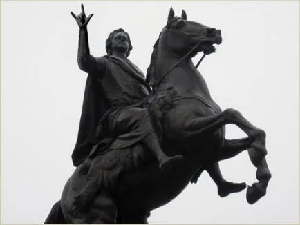Bronze Horseman Budapesten fotó, tájékoztatás az emlékműnél