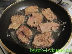 Рецепта за говеждо черния дроб задушено в мляко, бързо и вкусно