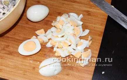 Salata de pui, castraveti, porumb, ciuperci și ouă - gătit pentru bărbați