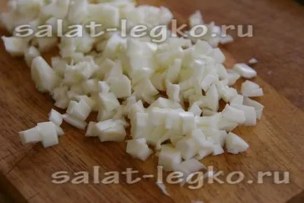 Saláta sós pisztráng, uborka és a sajt