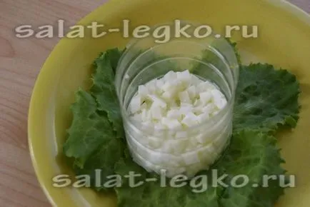 Saláta sós pisztráng, uborka és a sajt