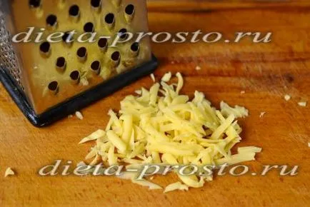 Salata de pui cu telina, ciuperci și brânză