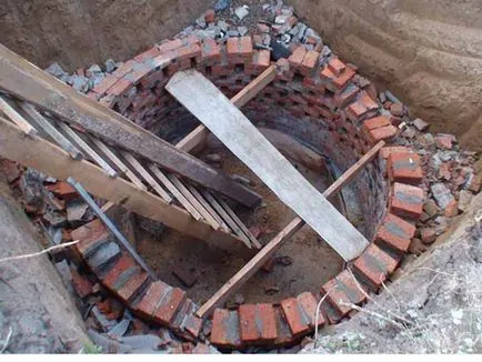 Fosa septica din cărămizi cu mâinile lor în construcția nuanțe de țară