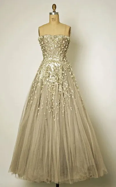 Елегантен злато и сребърни сватбени рокли