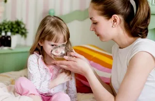 Súlyos köhögés hányás a gyermek -, hogy mit kell csinálni, és az okokat,