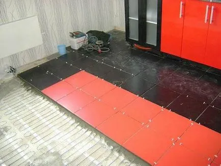Fűtött padló csempe a konyhában a víz alatt saját kezűleg