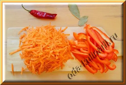 Запържете зеле в доматен сос с моркови и червен пипер, ода за гастрономия