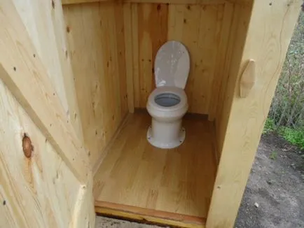 WC la cabana cu instrucțiunile de toaletă video pe modul de instalare, pune mâinile în timpul iernii, o fosă septică,